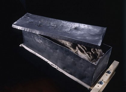 The lead coffin of Editha with an inscription on the lid. Photo:  State Office for Heritage Management and Archaeology Saxony-Anhalt, Juraj Liptk