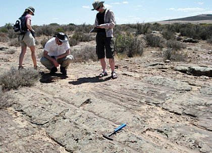 Dr. Manuela Frotzscher, Alexander Schmidt and Katharina Dietz-Laursonn gaze at the 300-million-year-old glacial groves from the Dwyka Period in Nieuwoudville, South Africa. 
Photo: Nadine Liebetrau
