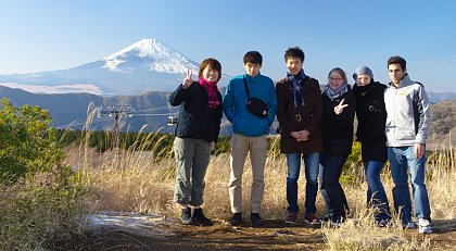 Japanology student Yvonne Richter (3rd from right) with friends and fellow students from Tokyo and Halle standing in front of Mt. Fuji, the highest mountain in Japan. (Photo: private)