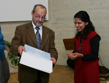 DAAD-Preistrgerin 2008: Shiney Franz (Indien) erhlt die Urkunde ber den DAAD-Preis aus den Hnden des Prorektors fr Studium und Lehre, Prof. Dr. Christoph Weiser. (Foto: Maike Glckner)
