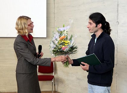 DAAD-Preistrger 2009: Preisbergabe durch die Prorektorin fr Struktur und Finanzen, Prof. Dr. Birgit Drger, an Marc El Jebeily (Libanon) (Foto: Maike Glckner)