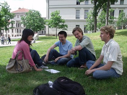 A German-Chinese four-person tandem in action: the four MLU students at their weekly meeting (photo: Christopher Braemer)