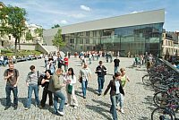 students at the University Square with the Audimax in the background