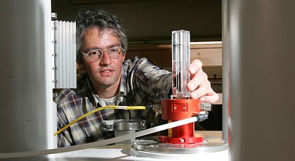 The Nuclear Resonance Centre on the Weinberg Campus has just recently been completed. Here, Jochen Balbach and his team are researching the structures of proteins. This photo shows him inserting a protein sample into the 800 MHz spectrometer.