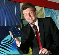 Prof. Dr. Ralf B. Wehrspohn is investigating an improved nanostructuring of silicon. He is the founder and speaker for the “SiLi-nano” research project. He holds in his hand a coloured plate from a photovoltaic module. Photos: Maike Glöckner