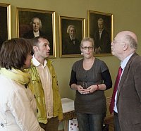 First hand information: Christian Enders from the Ungarisches Bildungszentrum Baja (2nd from left) with Maren Tornow (l.)and Katharina Rommel from the International office and MLU Vice-Chancellor Wulf Diepenbrock in the University’s Historical Sessions Hall. Photo: Paolo Schubert