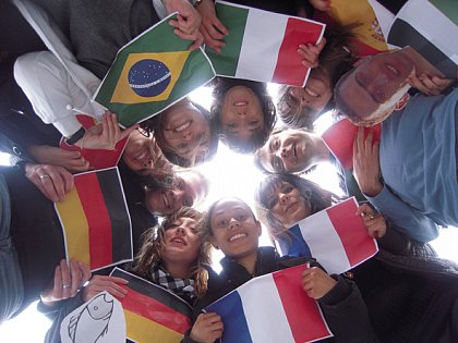 Josefine Alarich (with the German flag, below), seen here with other exchange students, studied one year with the Erasmus Programme at Ume University in Sweden. Her impressions: “It was the best time of my life.” Private photo