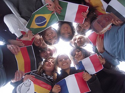 Josefine Alarich (with the German flag, below), seen here with other exchange students, studied one year with the Erasmus Programme at Umeå University in Sweden. Her impressions: “It was the best time of my life.” Private photo