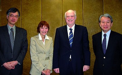 Director Professor Wulf Diepenbrock (2nd from right) with Professor Akihiko Tanaka (right), vice president of the University of Tokyo, and the speakers of the International Graduate College Hall-Tokyo, Professor Gesine Foljanty-Jost and Professor Hiroshi Ishida. Photo: MLU, Tino Schölz