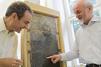 Prof. Robert Paxton and Prof. Robin Moritz talking about a bee colony in a so-called observation hive. 
Photo: Silvio Kison
