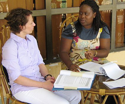 Dr. Andrea Behrends and Tinashe Pfigu. Foto: Kees van der Waal 