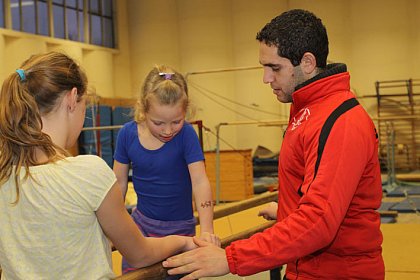 Syrian student Bashar Al-Halbouni helps teenagers and kids practice gymnastics. (Photos: Silvio Kison)